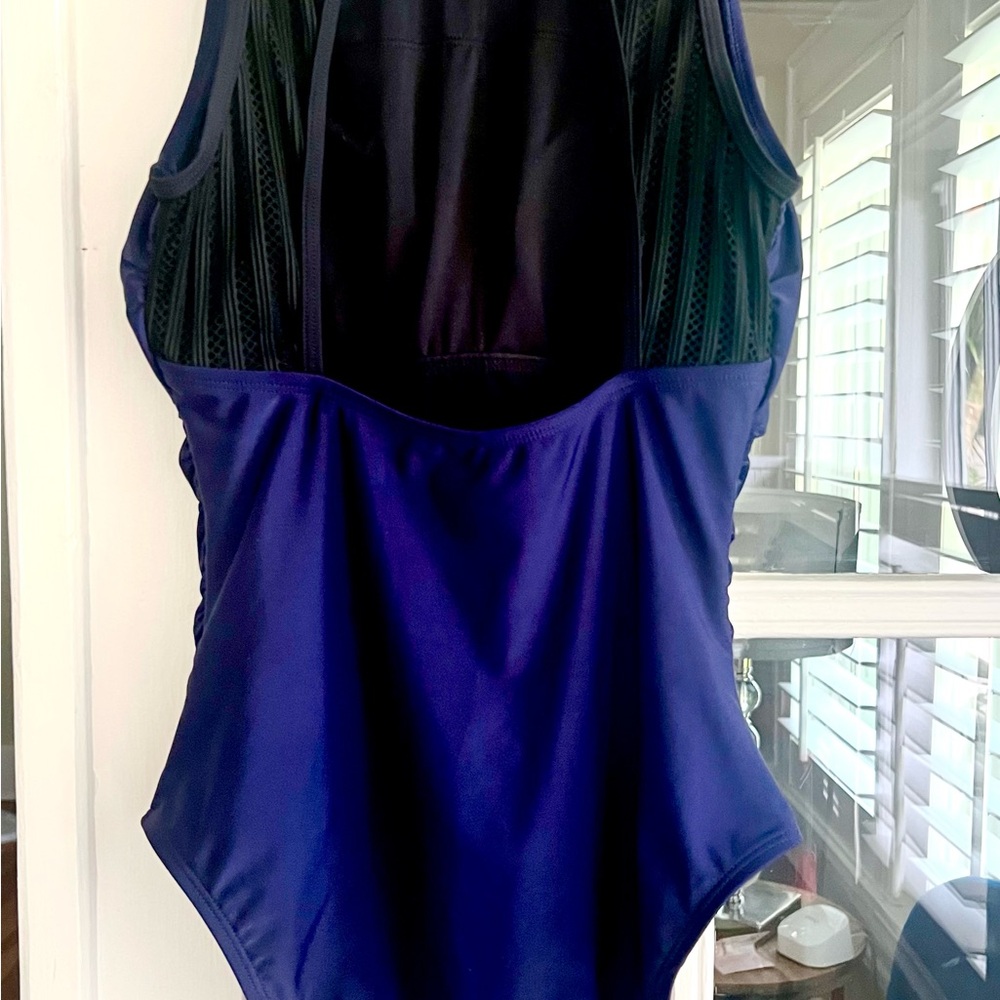Navy Blue Women's Tummy Control Swimsuit
NWT
Cupshe
Women’s Small - Picture 5 of 14